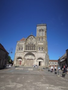La façade de la basilique Ste Marie Madeleine