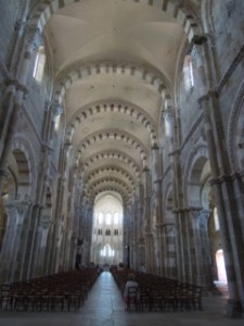 La nef de la basilique Ste Marie Madeleine